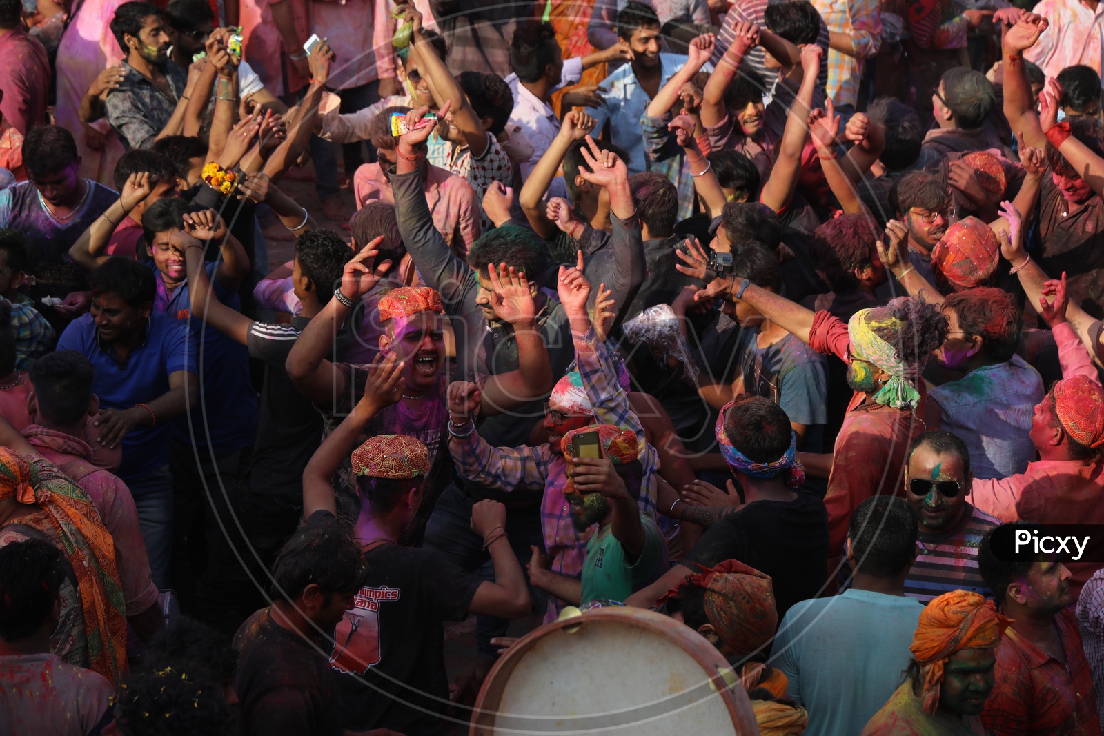 Image of People celebrating Holi Festival in Nandgaon-LB751414-Picxy