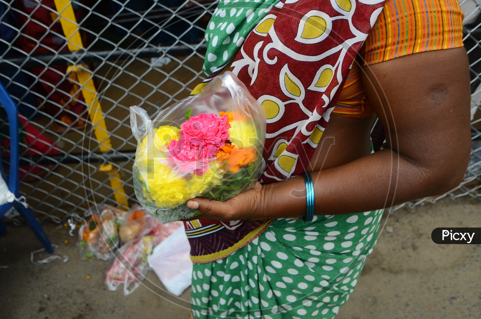 Image of Awoman sells flowers to devoteesIT633178Picxy