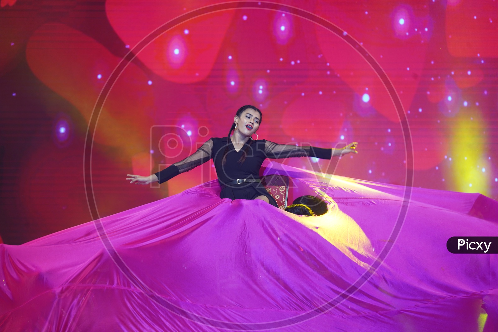 Hebah Patel Dance Performance in Social Media Summit & Awards Amaravati 2018