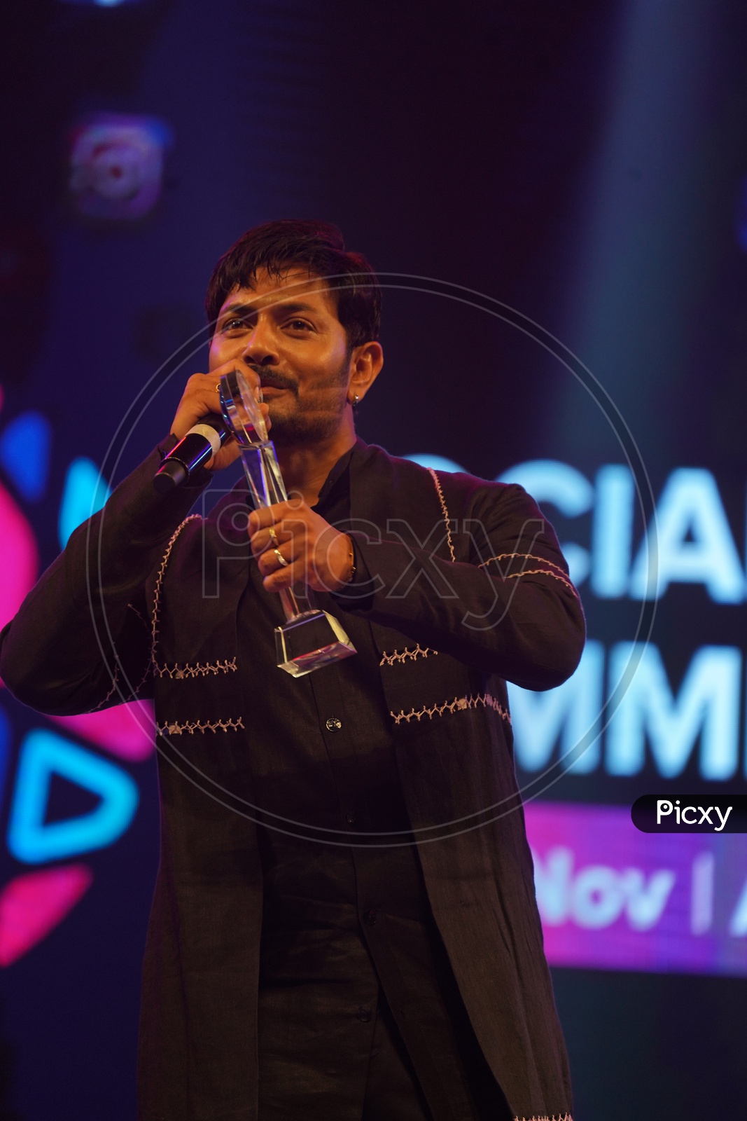 Kaushal Manda Receiving Most popular TV Star in Social Media Award in Social Media Summit & Awards Amaravati 2018