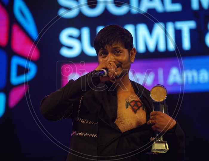 Kaushal Manda Receiving Most popular TV Star in Social Media Award in Social Media Summit & Awards Amaravati 2018