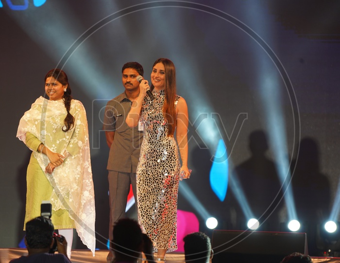 Kareena Kapoor Khan Receiving 'Style Icon of the Year' Award from AP Tourism Minister Bhuma Akhila Priya in Social Media Summit & Awards Amaravati 2018