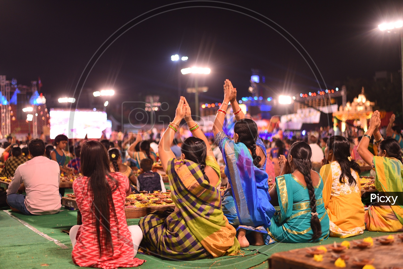 hindu women praying