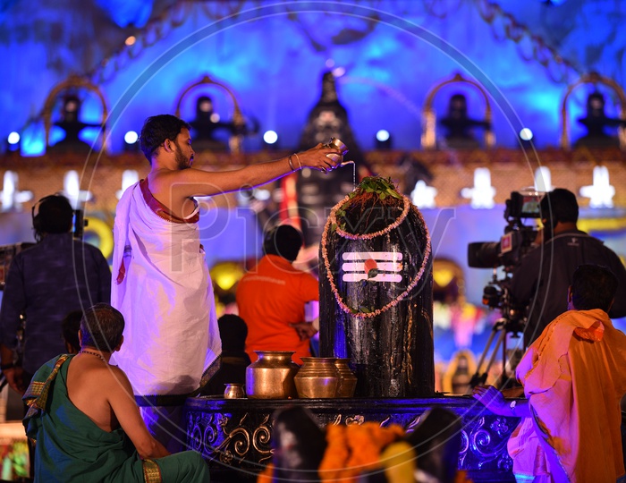 A brahmin pandit performing a pooja to the Shiva Linga