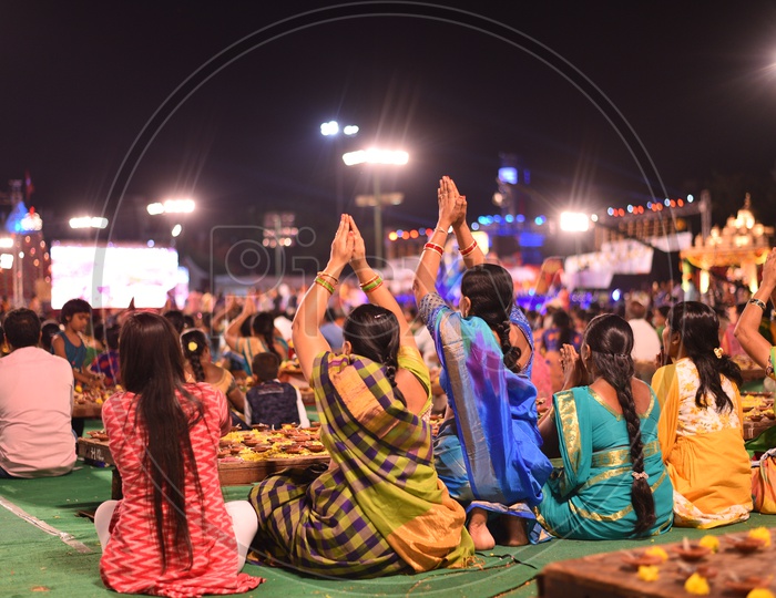 hindu women praying