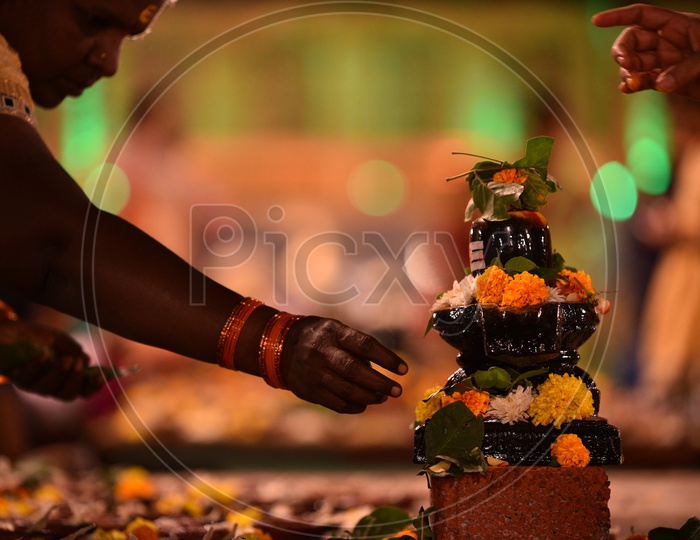 women decorate hindu god shiva idol(shiva linga)