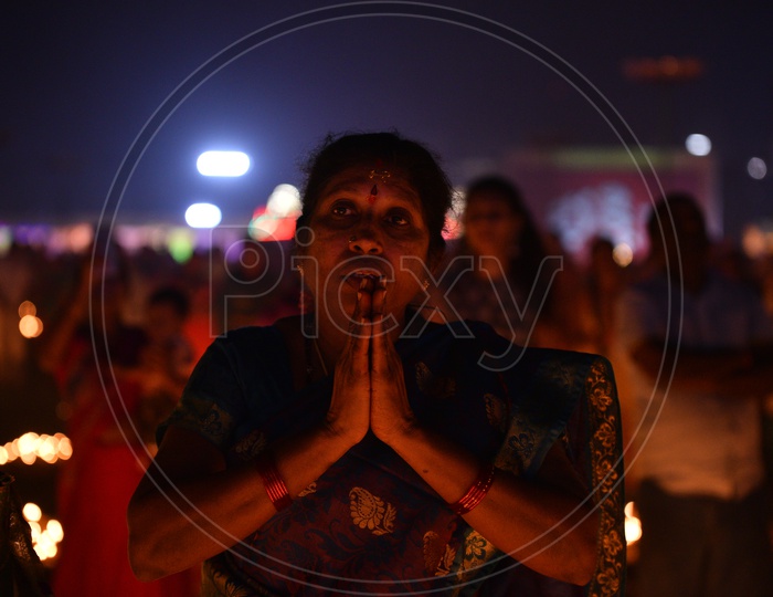 A woman praying god