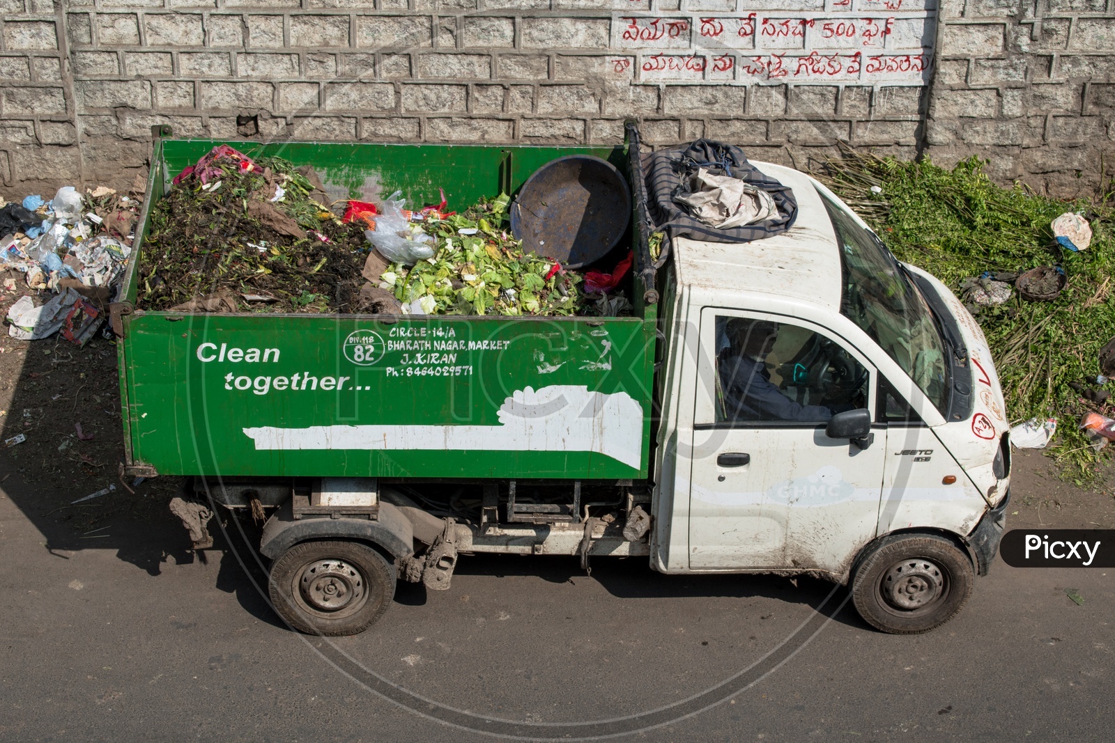 Image of GARBAGE COLLECTION VANVJ919574Picxy