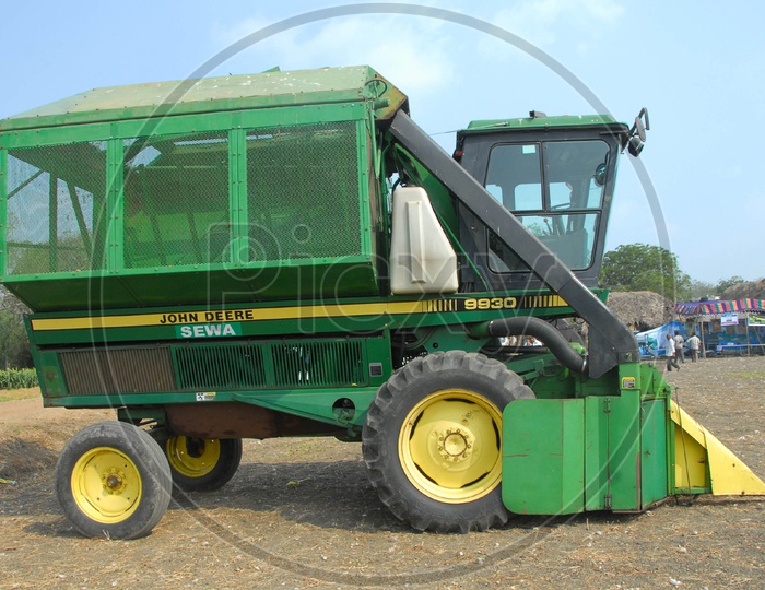 John Deere Paddy  Harvest Vehicle / Machine