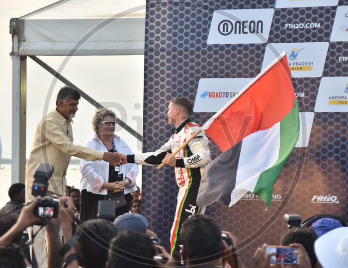 Erik Stark Shake hand with Chief Minister Chandrababu Naidu in F1H2O Grand Prix of India at Amaravati