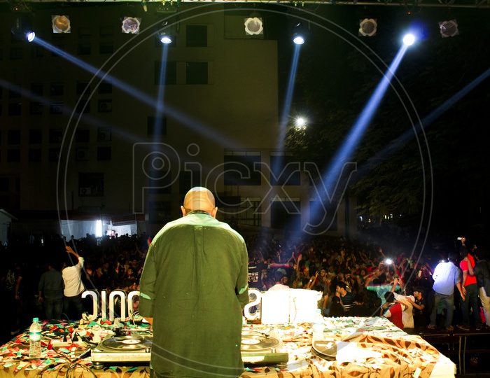 DJ at the Event of VH1 Supersonic
