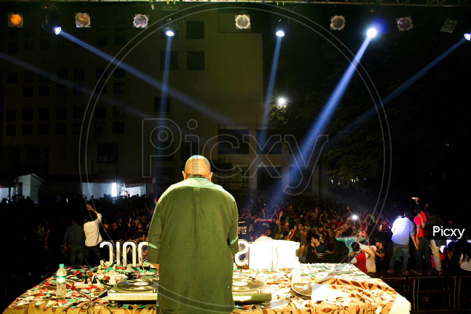DJ at the Event of VH1 Supersonic