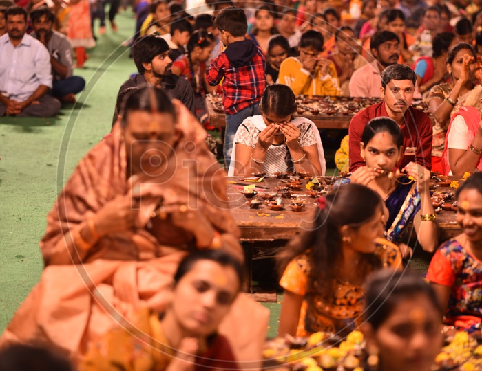 Image Of Devotees At Koti Deepotsavam MB088087 Picxy