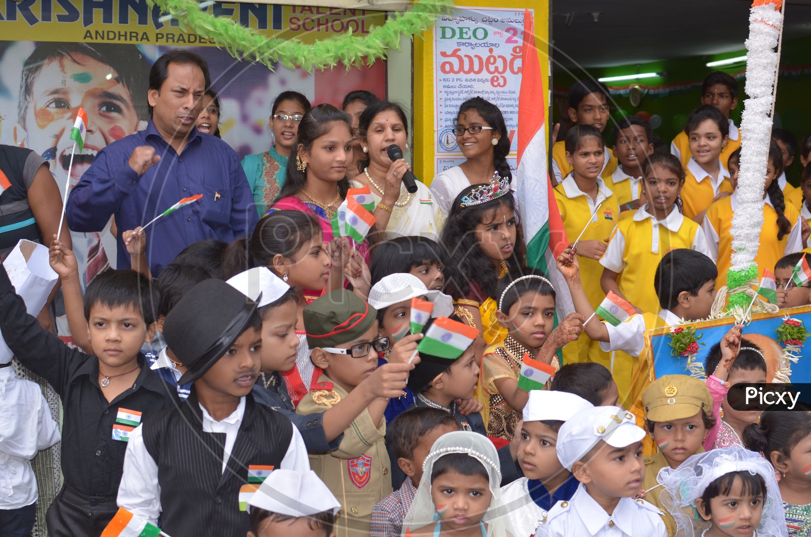 Children Celebrating Indipendence Day in India / Indian Children Smiling Faces / Childrens Wearing Indian Flag on Indipendence Day