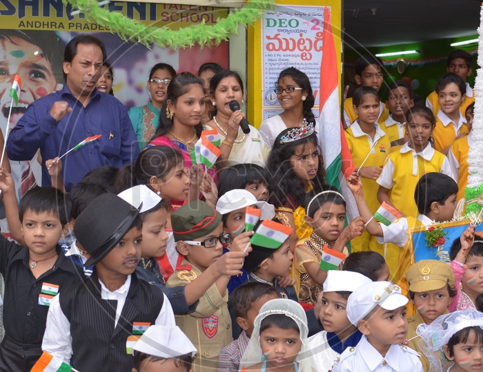 Children Celebrating Indipendence Day in India / Indian Children Smiling Faces / Childrens Wearing Indian Flag on Indipendence Day