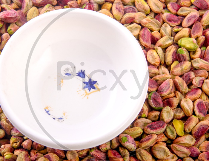 Pista/Pistachio/ Pistachios No Shell/ Situated Arbitrarily with an Empty Bowl