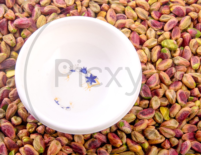 Pista/Pistachio/ Pistachios No Shell/ Situated Arbitrarily with an Empty Bowl