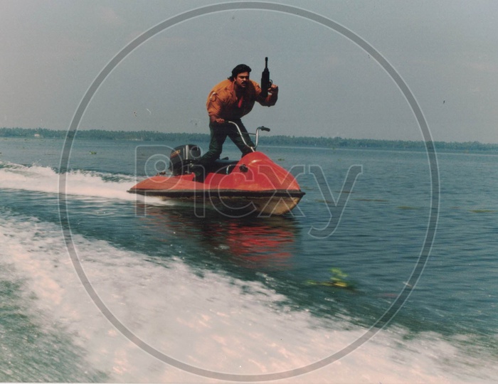 Chiranjeevi driving Speed Boat in Alluda Majaka Movie