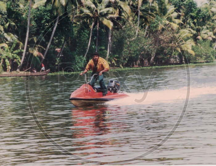 Chiranjeevi Driving Speed Boat in Alluda Majaka Movie
