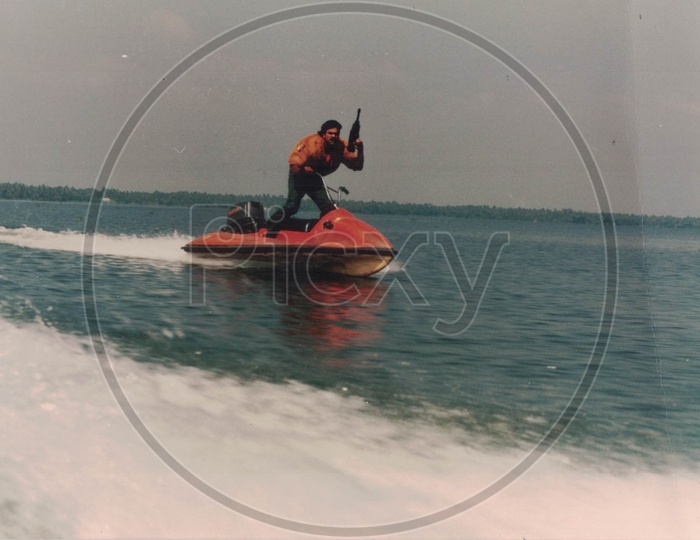 Chiranjeevi Driving Speed Boat in Alluda Majaka Movie