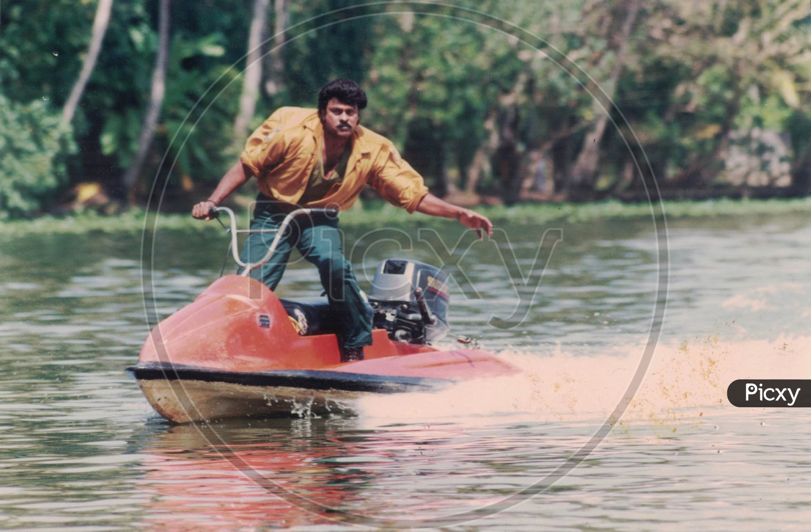 Chiranjeevi driving Speed Boat in Alluda Majaka Movie