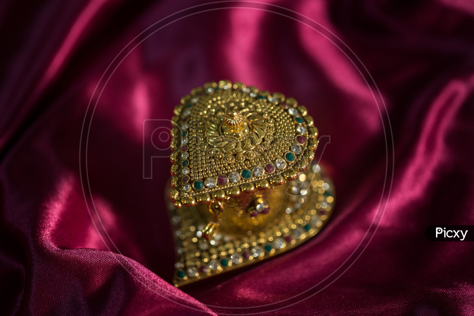 Indian Made Heart Shaped Gold Pendent Jewellery For Bridal Collection Closeup Shot