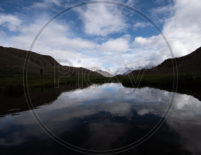 image-of-river-valleys-in-leh-ladakh-with-mountains-dunes-and-sky