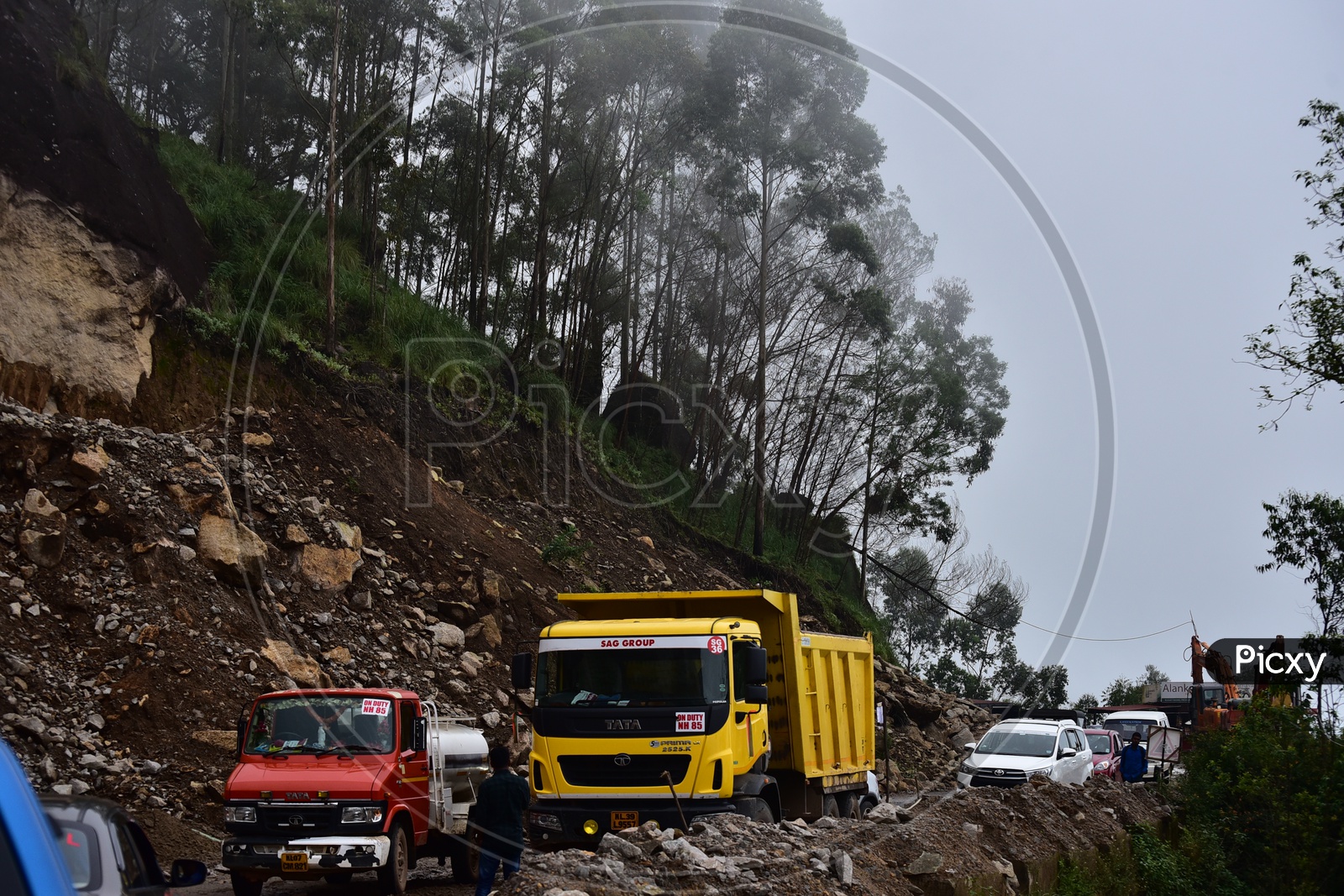 Heavy Vehicles Been Passing By the Roads in munnar