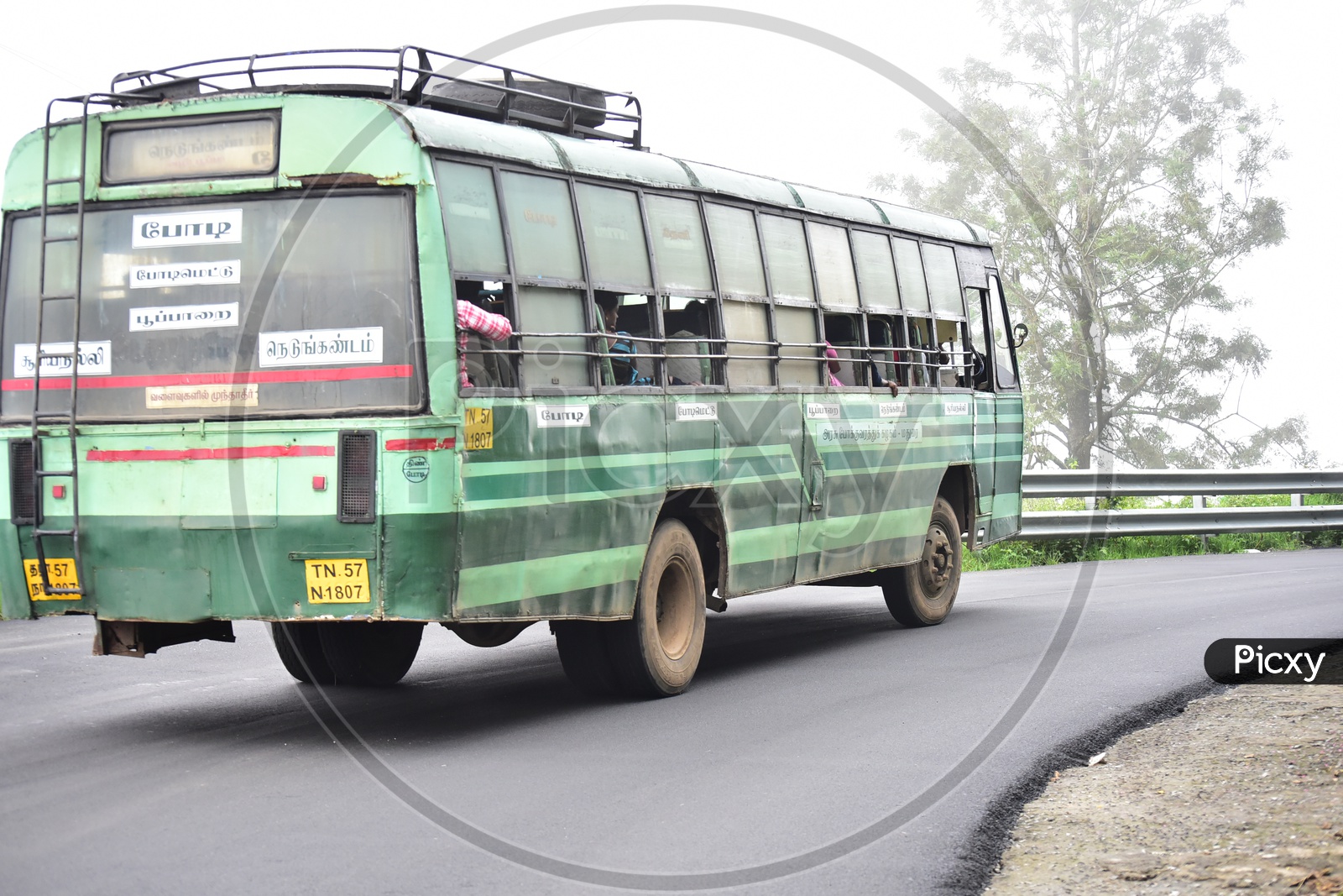 image-of-tamil-nadu-road-transport-bus-on-ghat-roads-in-munnar-ry864774