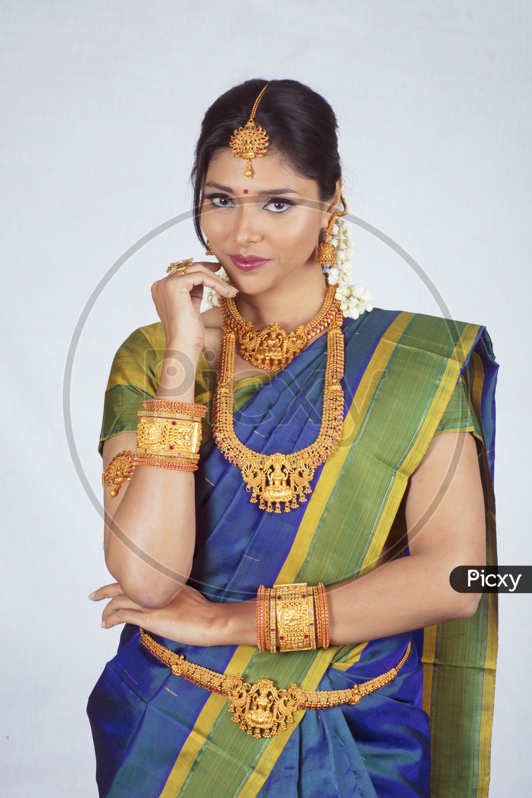 Share 135+ traditional poses in saree latest - kidsdream.edu.vn-megaelearning.vn