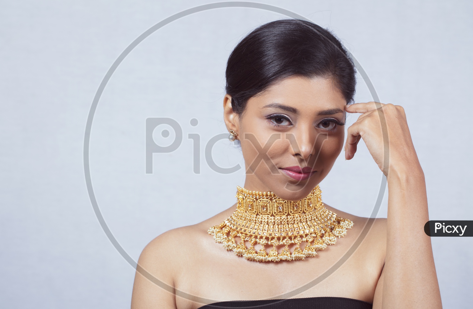 image-of-indian-female-model-with-a-beautiful-gold-necklace-on-her-neck