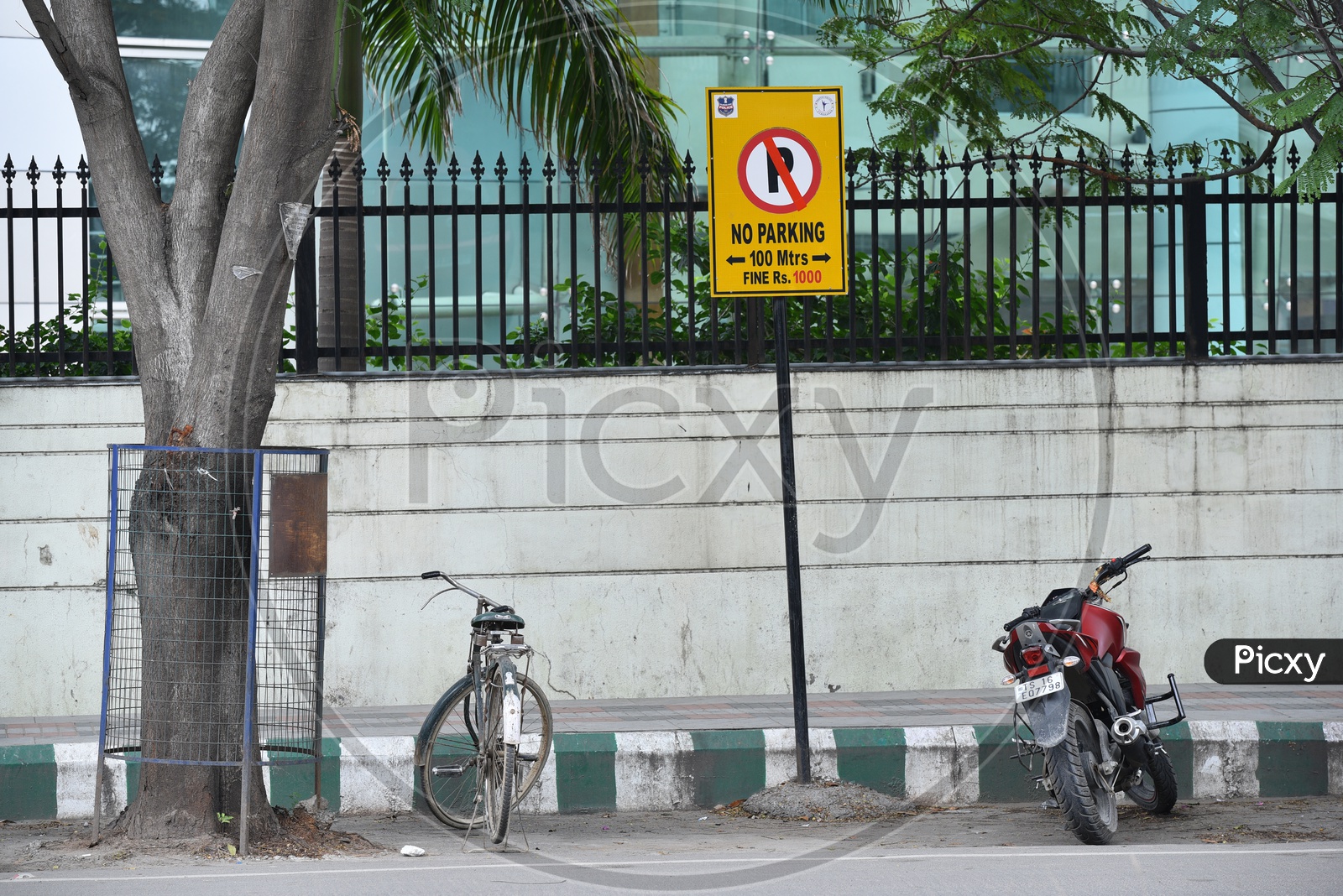 Vehicles Parking at No Parking Zone in Hyderabad