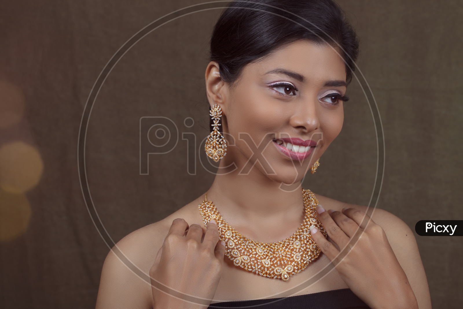 Indian smiling Female Model wearing a Choker necklace & Earrings