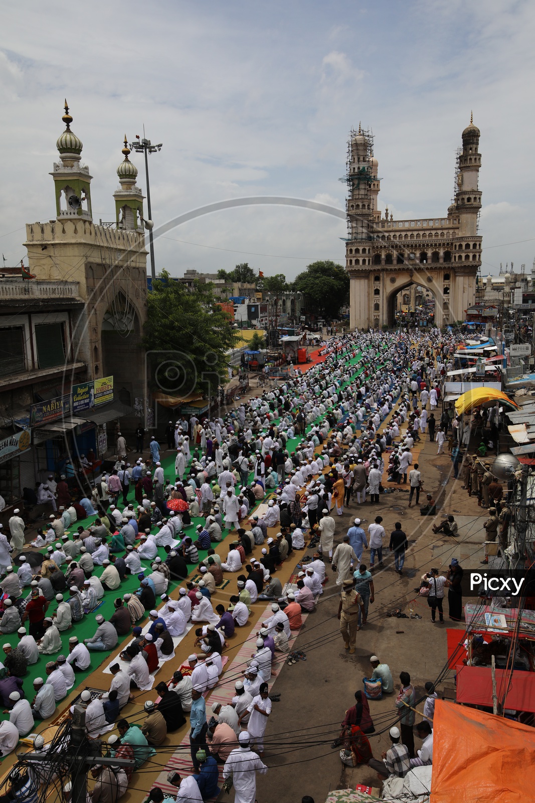 People doing namaz in charminar streets