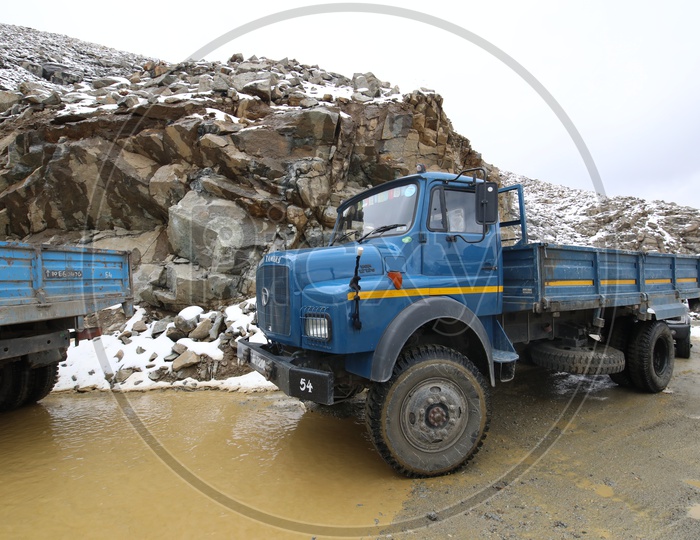 Local Trnsport Vehicles in The Ghat roads Of leh
