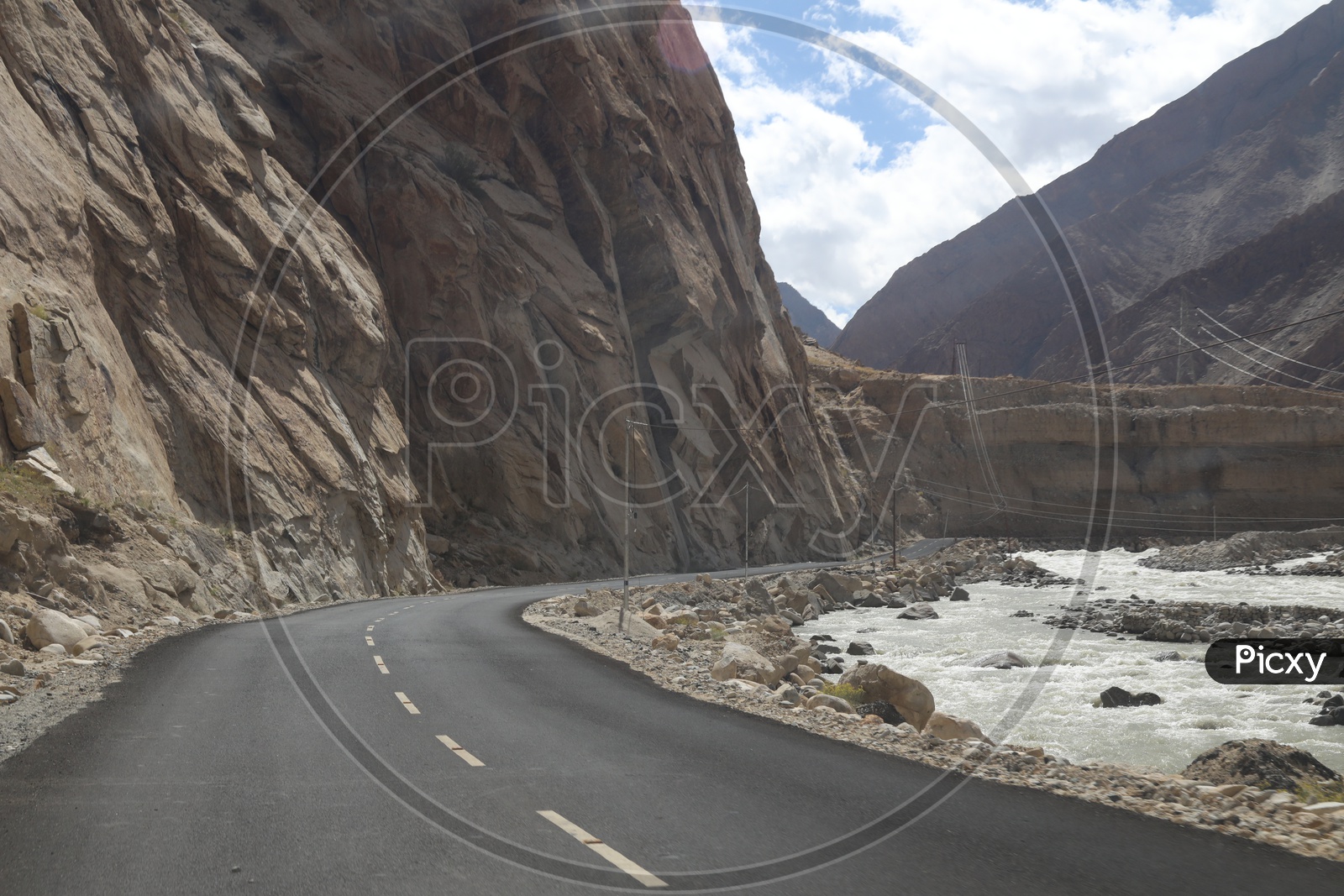 Roadways of leh with mountains
