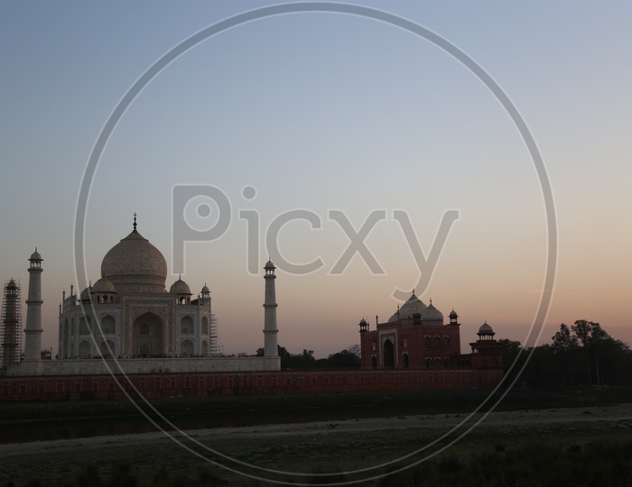 A Beautiful Views Of Taj Mahal in a Bluehour Sky as a Background