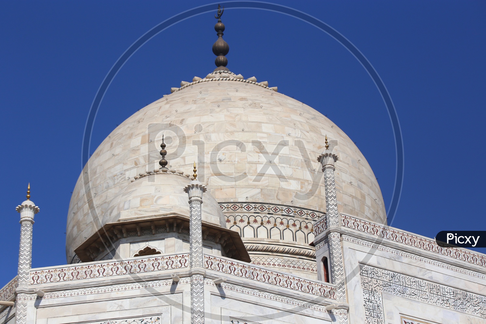 A Beautiful Composition Shot Of Dome of The  Taj Mahal With Blue Sky In Background