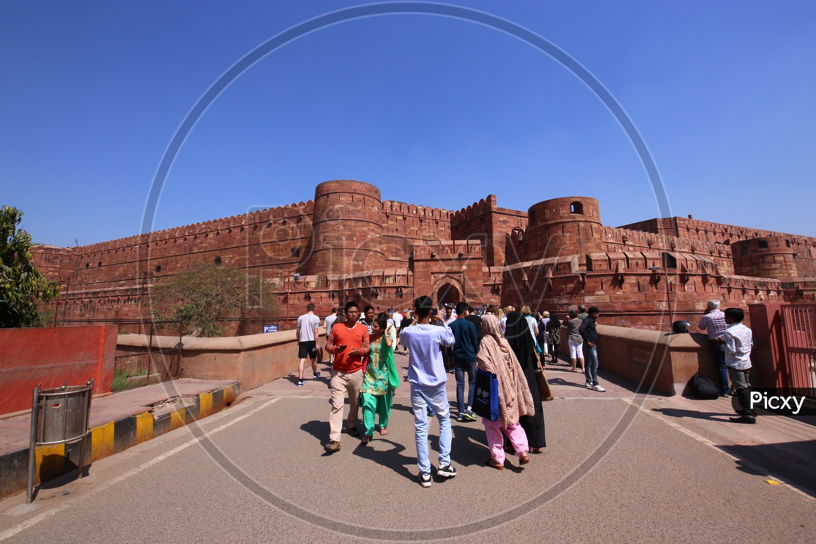 Image of A Beautiful View Of Architectures Of Agra Fort With Visitors ...