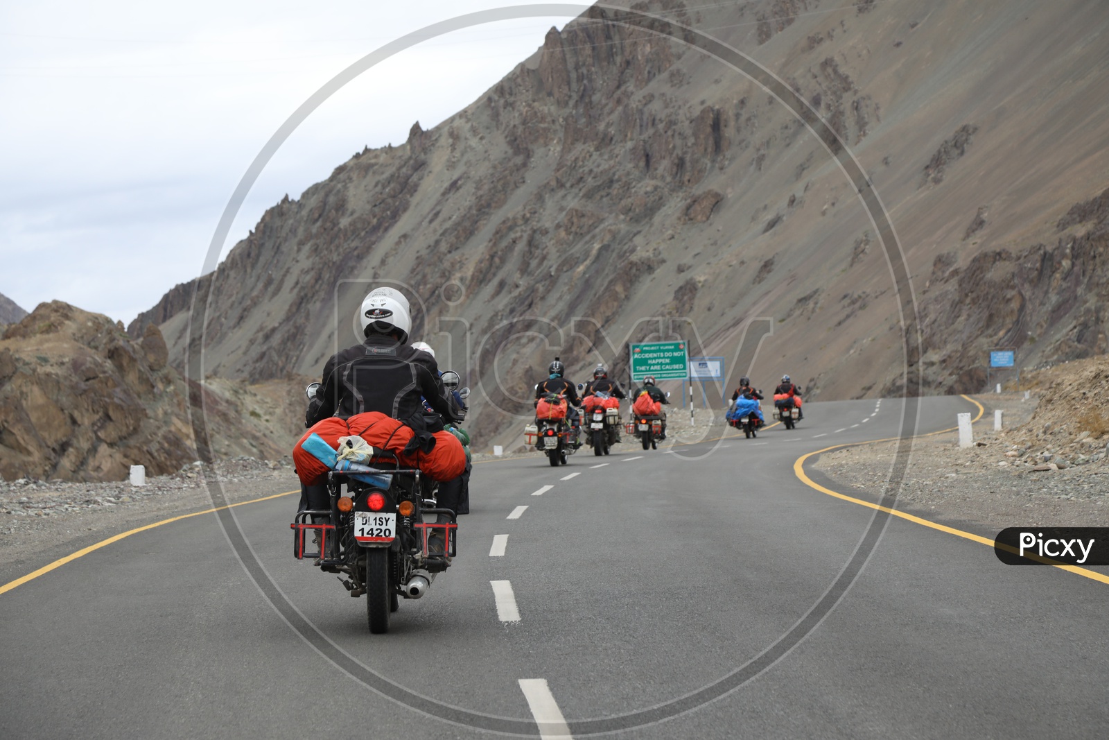 Roadways of Leh with Beautiful Mountains / Travelers riding bikes on Leh roads