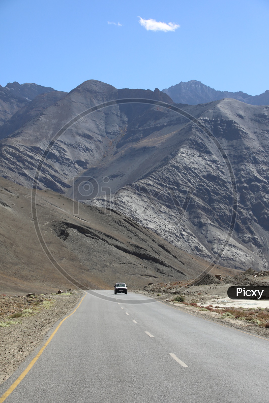 roadways of leh with beautiful mountains in the background