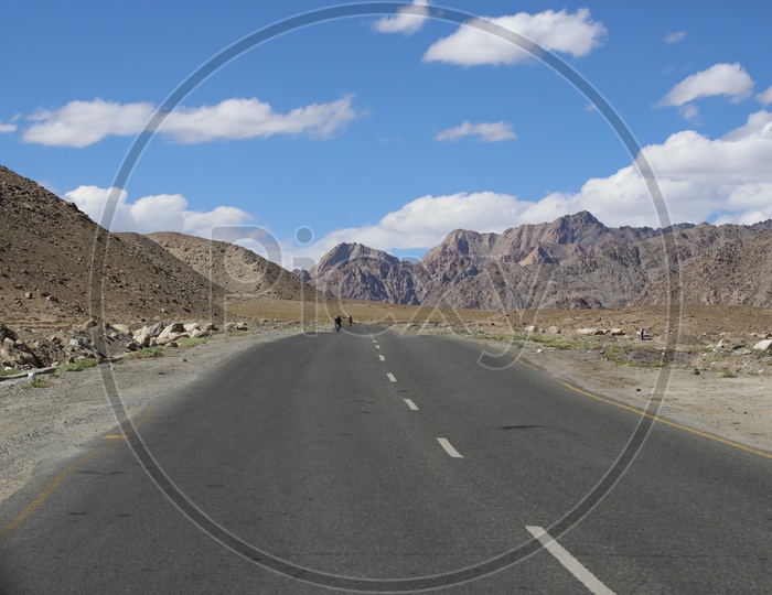 roadways of leh with beautiful mountains in the background
