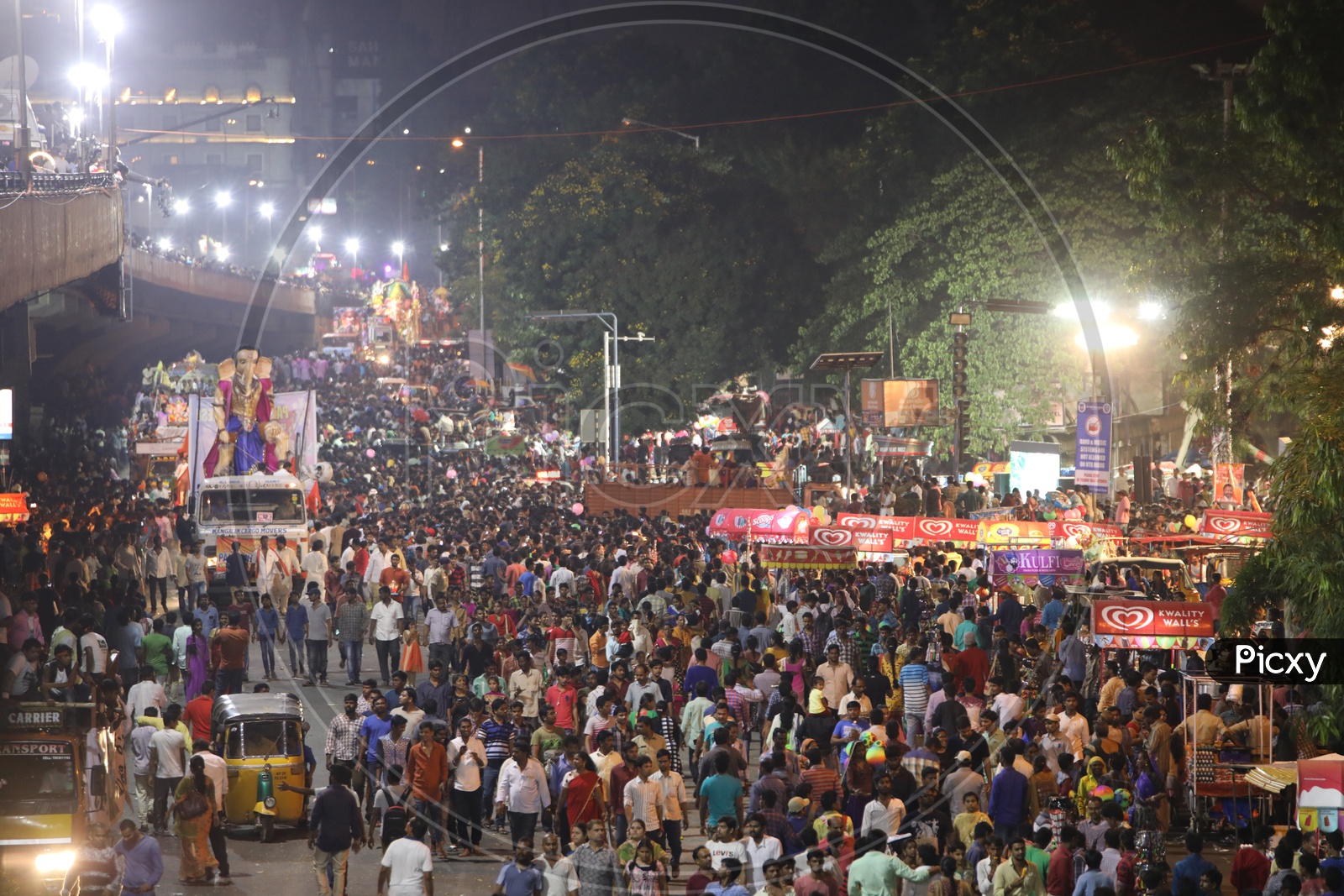 Image of Ganesh/Vinayaka idol Nimarjanam/Visarjan/Immersion at Tank ...