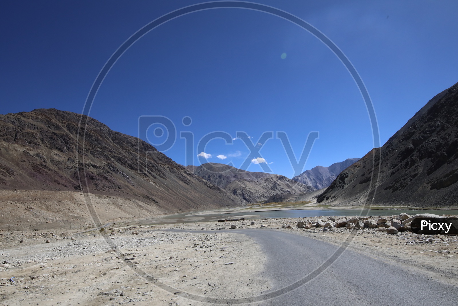 Roadways of leh with beautiful mountains