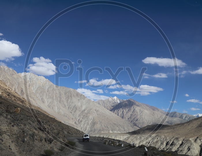 Roadways of leh with beautiful mountains in the background