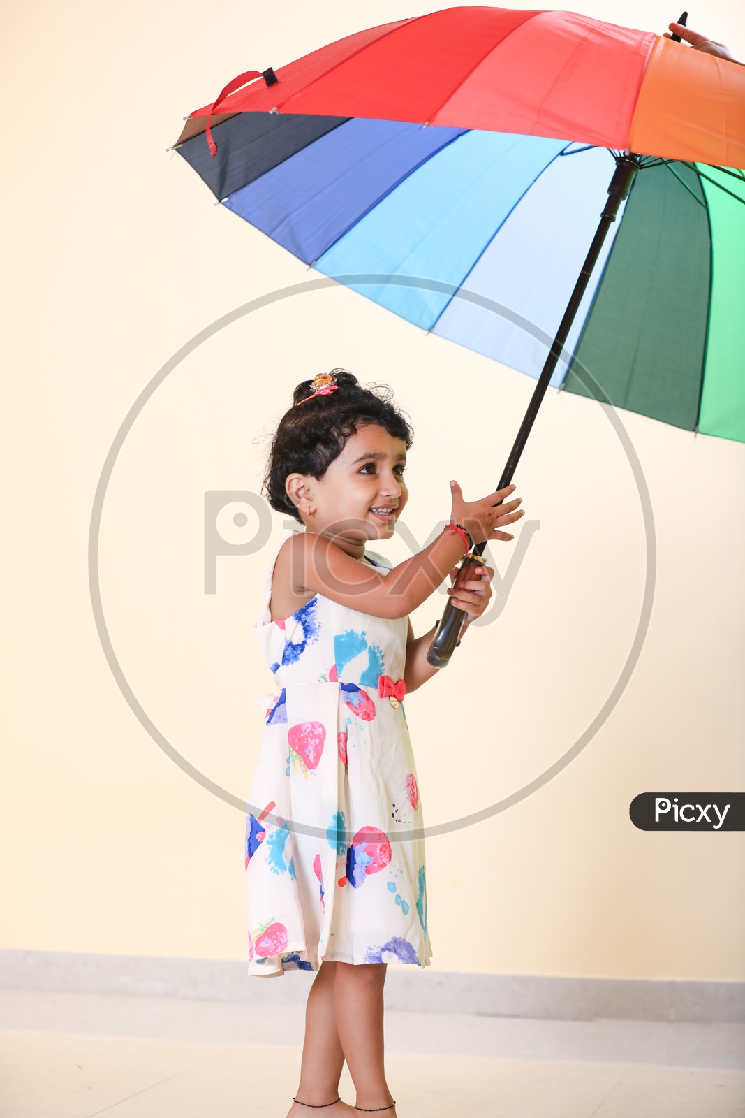 Wallpaper pose, model, portrait, umbrella, makeup, figure, dress, hairstyle  for mobile and desktop, section девушки, resolution 3280x2187 - download