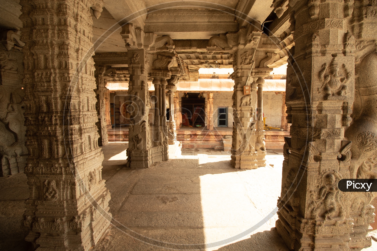 pillars in virupaksha temple.