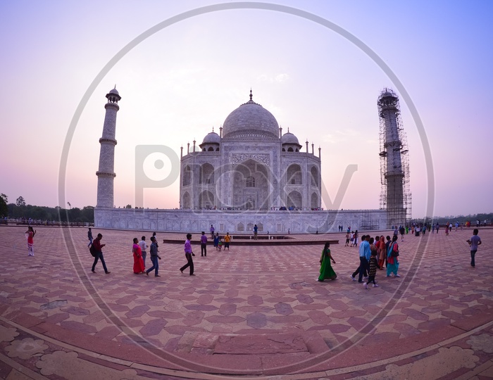 Wide view of Taj Mahal