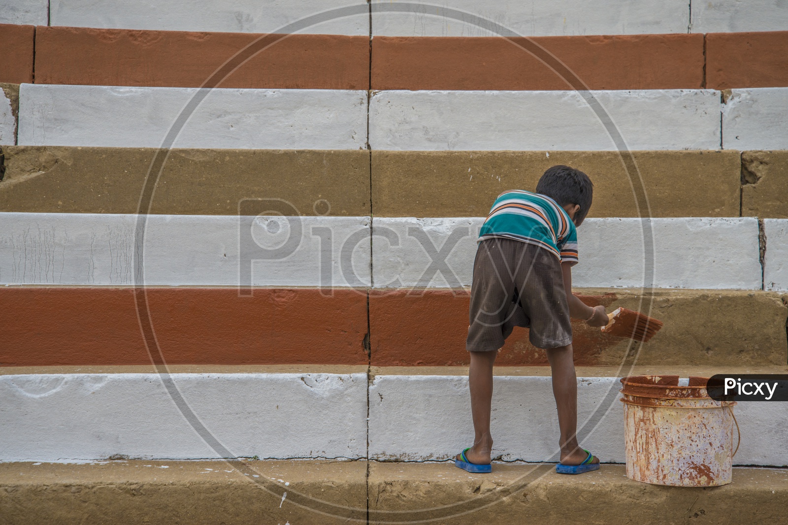 Kid painting to the Ghats at Varanasi