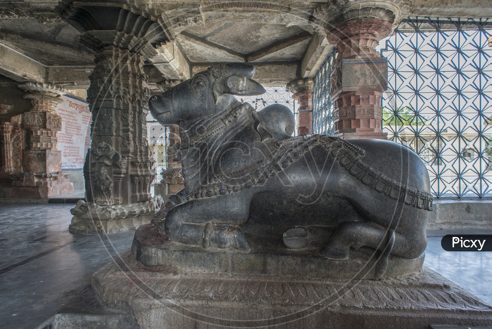 Black stone statue of Nandi in Sri Ramalingeshwara Temple